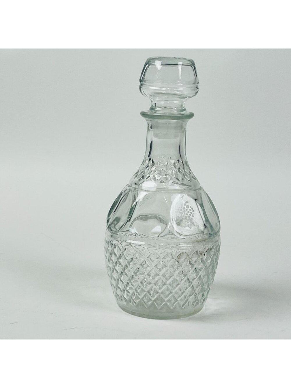 Vintage Grape Etched Crystal Decanter & Stopper Elegant Barware for Whiskey Wine